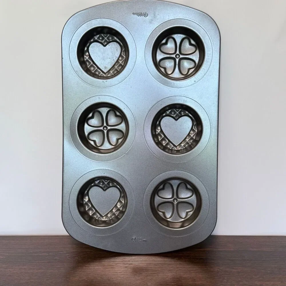 Wilton valentine 6 cavity cupcake non stick pan NWOT